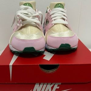 Huarache Nikes, Kids 4. NWT